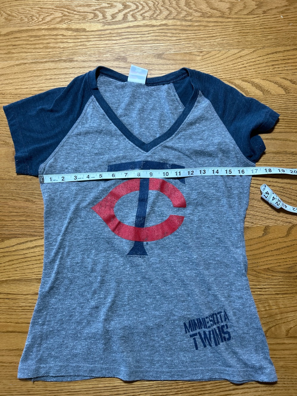 Women’s Minnesota Twins Gray & Navy V‑Neck  Size S/M? - Picture 5 of 6